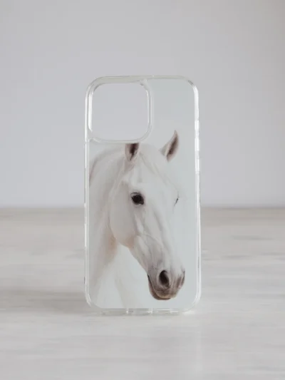 Elegantne monokroomne iPhone telefonikaan valge hobuse portreega