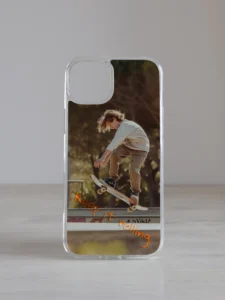 Personaliseeritud iPhone ümbris, näidisfoto rulapoisi ja kaanega, foto ja tekst