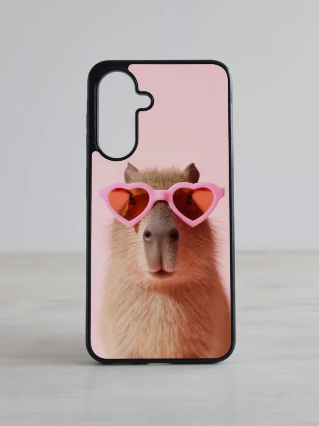 Kapibaaraga roosal taustal roosades südameprillides – lõbus ja trendikas Samsung Galaxy telefoniümbris.