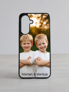 Näidispilt personaliseeritavast Galaxy telefonikaasast kahe poisi fotoga