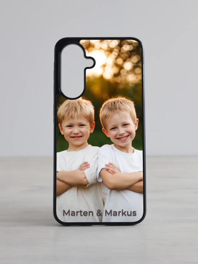 Näidispilt personaliseeritavast Galaxy telefonikaasast kahe poisi fotoga