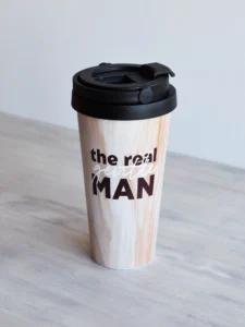 Heleda puidutekstuuriga 500ml termoskruus kirjaga „The Real Gentleman"