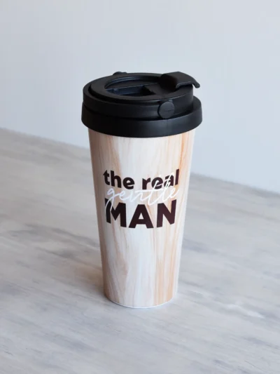 Heleda puidutekstuuriga 500ml termoskruus kirjaga „The Real Gentleman"