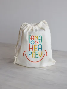 Riides kinkekott termoskruusile Täna on hea päev.