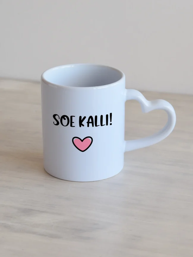 Valge 330ml südamesangaga kruus, "Soe kalli!" ja roosa süda.