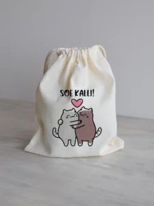 Riidest kinkekott Soe kalli kahe kallistava kassi pildiga.