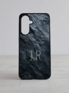 Must marmormustriga Samsung Galaxy kaas initsiaalidega