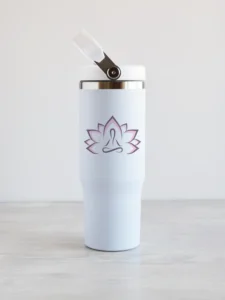 Valge roosa lootoseõiega kõrre ja sangaga joogipudel 900ml