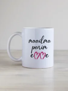 personaliseeritav kruus "parim emme" Valge klassikaline 330 ml kruus kirjaga „Maailma parim emme“, tumeroosad südamekujulised M-tähed