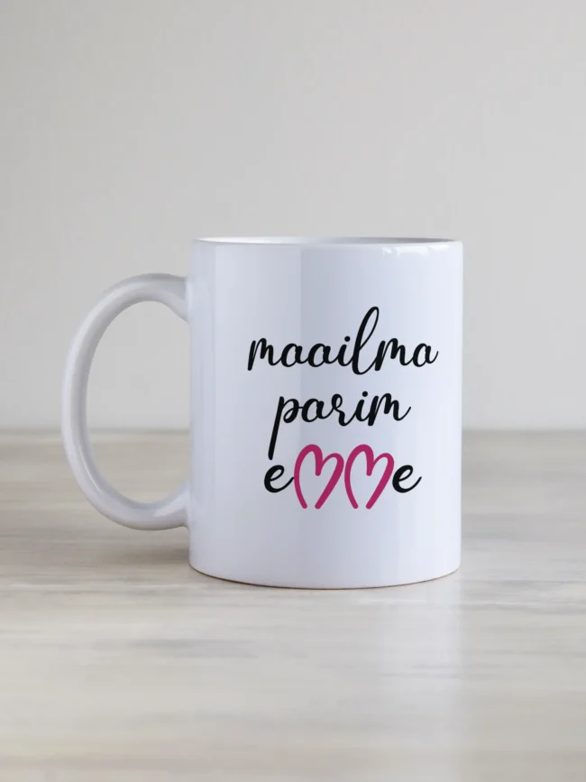 Valge klassikaline 330 ml kruus kirjaga „Maailma parim emme“, tumeroosad südamekujulised M-tähed