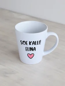 Valge 30ml väike latte kruus tekstiga soe kalli ja nimega personaliseeritud.