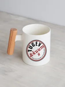 330ml hele puitsangaga kruus ümmarguse embleemiga "Tugev & kuum", tumepunane-must.