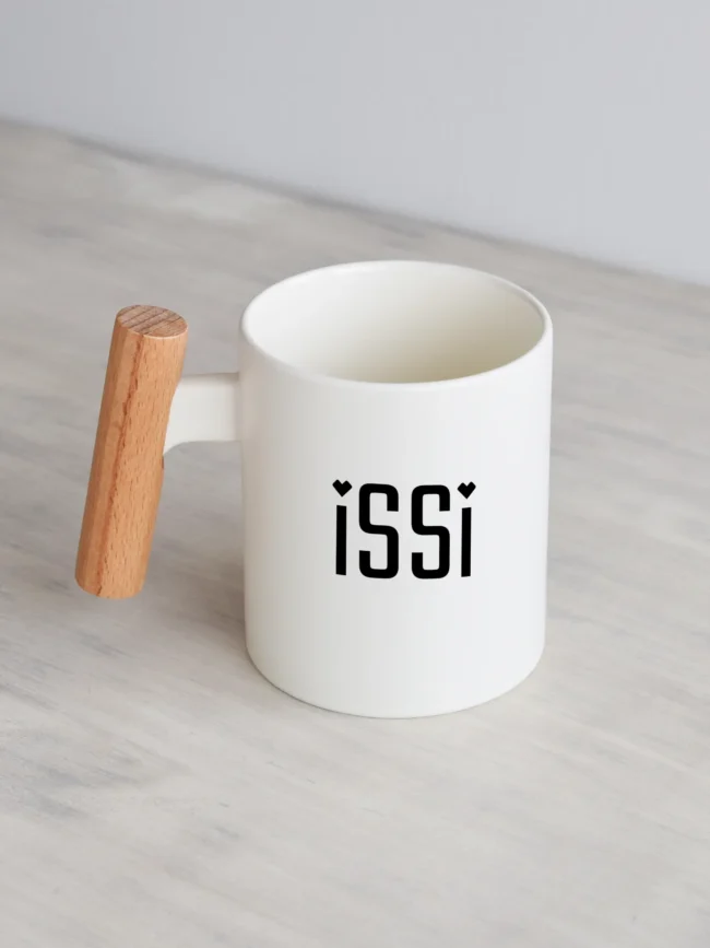 Hele 330ml puitsangaga kruus tekstiga issi ja südamekestega.