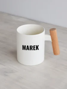 330ml hele puitsangaga kruus "tugev & kuum", personaliseeritav nimega.