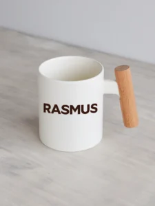 personaliseeritav kruus "gentleman" 330ml hele puitsangaga kruus kujundusega Gentleman, personaliseeritav nimega.