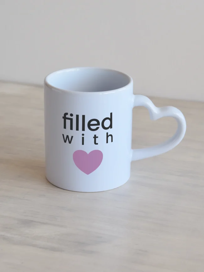 Valge 330ml südamesangaga kruus, filled with love ja roosa süda