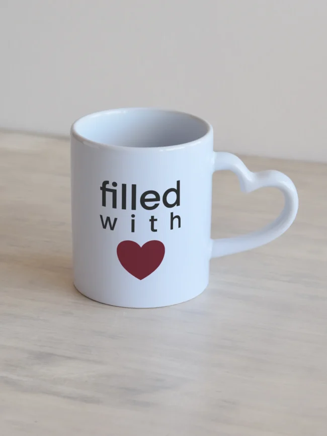 Valge 330ml südamesangaga kruus, filled with love ja tumepunane süda