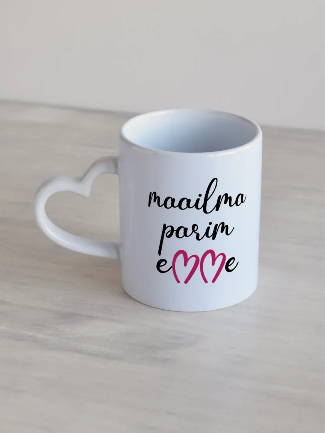 Personaliseeritav kruus "Parim emme" Valge südamesangaga 330 ml kruus kirjaga „Maailma parim emme“, tumeroosad südamekujulised M-tähed