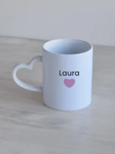 Valge 330ml südamesangaga kruus, roosa süda