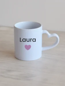 Valge 330ml südamesangaga kruus, roosa süda, nimega personaliseeritud