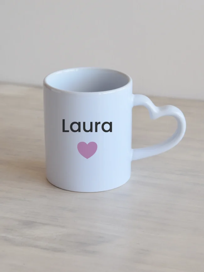 Valge 330ml südamesangaga kruus, roosa süda, nimega personaliseeritud