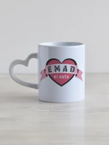 personaliseeritav kruus "emad ei nuta" 330ml valge keraamiline südamesangaga kruus südamekujulise embleemiga emad ei nuta, roosa- hall.
