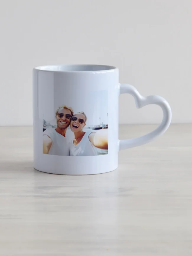 330ml valge südamesangaga keraamiline kruus oma fotoga personaliseeritud.