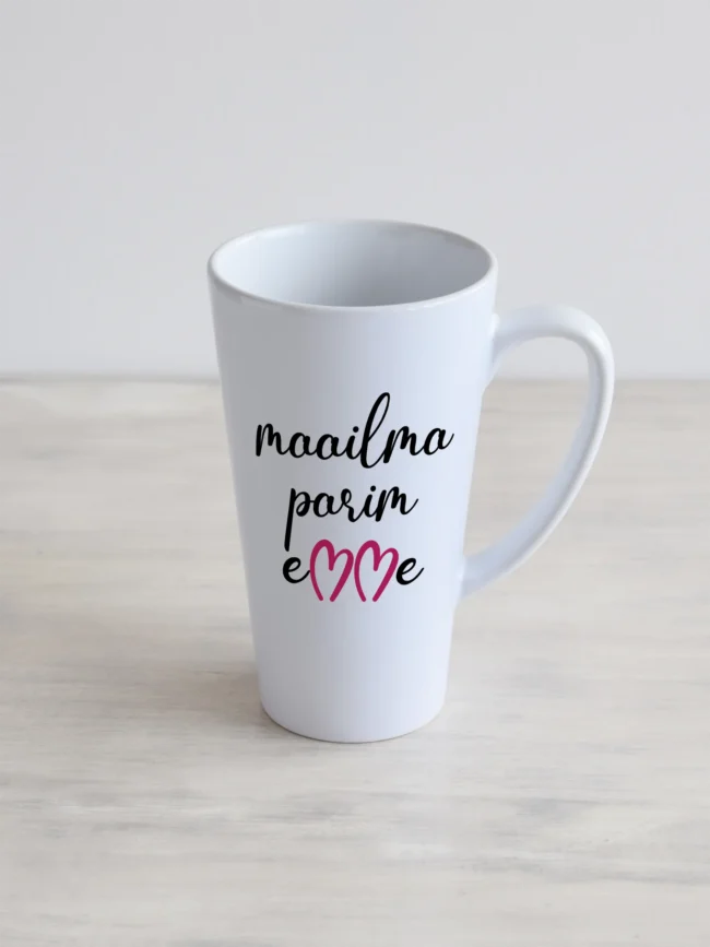 Valge 450 ml suur latte kruus kirjaga „Maailma parim emme“, tumeroosad südamekujulised M-tähed