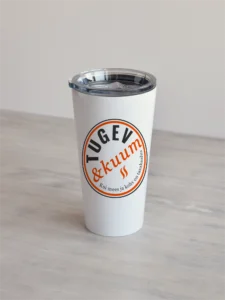 termostass "tugev & kuum" Valge 480ml termostass, millel on ümmargune embleem kirjaga "Tugev & kuum", oranž-tumehall, minimalistlik disain.