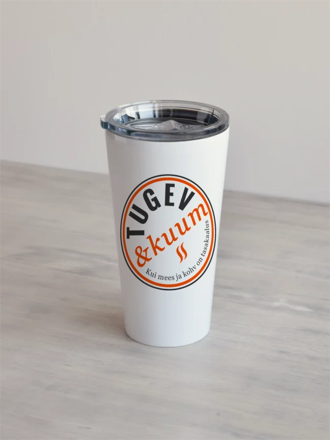 Valge 480ml termostass, millel on ümmargune embleem kirjaga "Tugev & kuum", oranž-tumehall, minimalistlik disain.