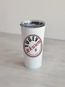 termostass "tugev & kuum" Valge 480ml termostass, millel on ümmargune embleem kirjaga "Tugev & kuum", tumepunane-must, minimalistlik disain.