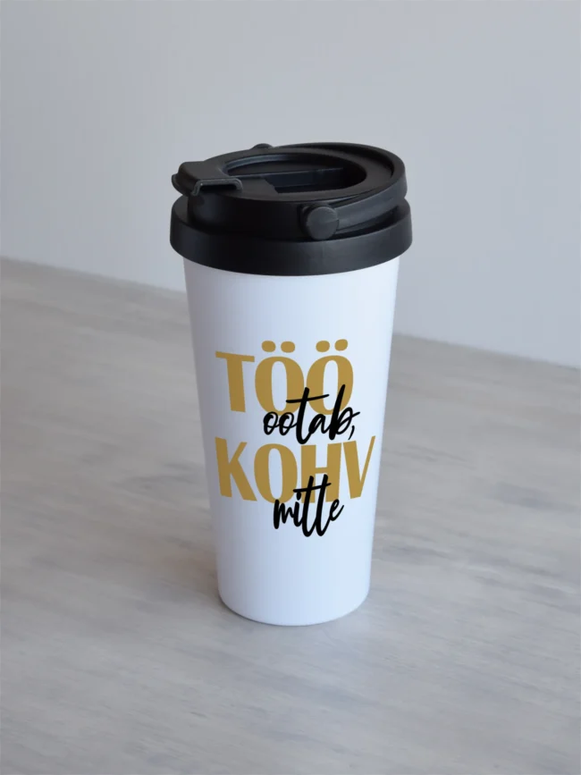 Valge 500ml termoskruus, millel on tekstikujundus töö ootab, kohv mitte, beež-must.