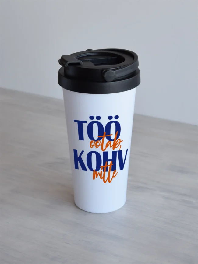 Valge 500ml termoskruus, millel on tekstikujundus töö ootab, kohv mitte, sinine-oranz.
