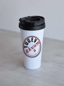 termoskruus "tugev & kuum" Valge 500ml termoskruus, millel on ümmargune embleem kirjaga "Tugev & kuum", tumepunane-must, minimalistlik disain.