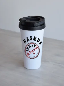 termoskruus "tugev & kuum" Valge 500ml termoskruus, millel on ümmargune embleem kirjaga "Tugev & kuum", nimega personaliseeritud, oranž-tumehall.