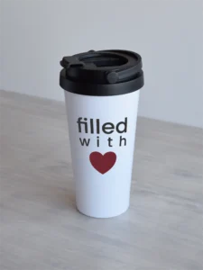 Valge 500ml termoskruus, filled with love ja tumepunane süda