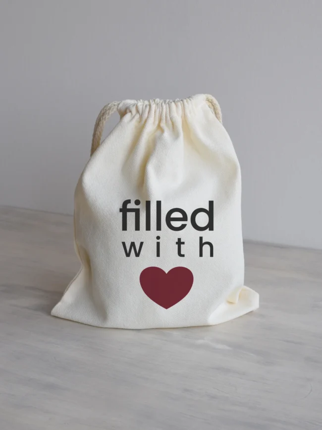 Riidest kinkekott Filled with love tumepunase südamega.