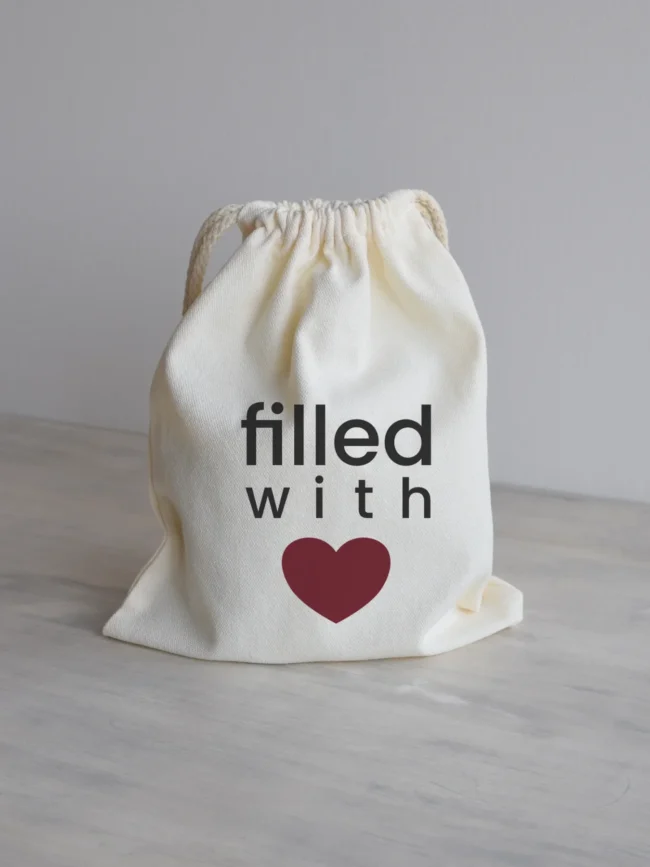 Riidest kinkekott Filled with love tumepunase südamega.