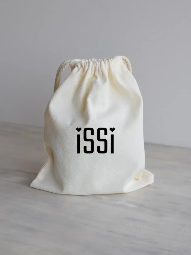 Riidest kinkekott kruusile issi, tekst issi ja südamekesed i-täppide asemel.