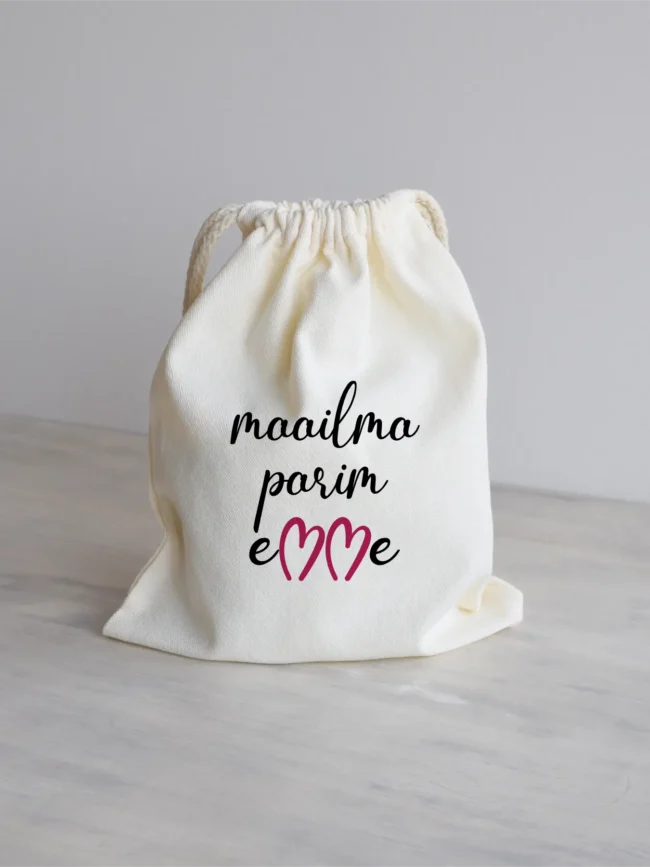 Riidest kinkekott kruusile, kirjaga „Maailma parim emme“, tumeroosad südamekujulised M-tähed