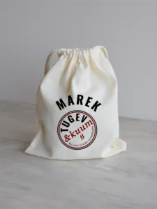 Riidest kinkekott kruusile "Tugev & kuum", tumepunane-must, nimega personaliseeritud.