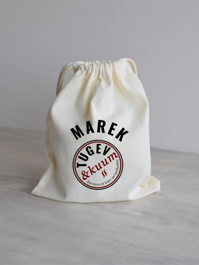 Riidest kinkekott kruusile "Tugev & kuum", tumepunane-must, nimega personaliseeritud.