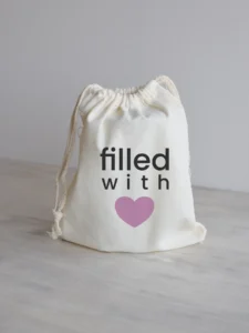 Riidest kinkekott termoskruusile filled with love, roosa südamega.