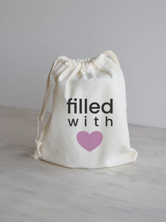 Riidest kinkekott termoskruusile filled with love, roosa südamega.