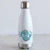 Nimeline laste joogipudel 350ml – kalade sodiaagimärk 350 ml valge joogipudel kalade sodiaagimärgi illustratsiooniga, kaks kalkest.