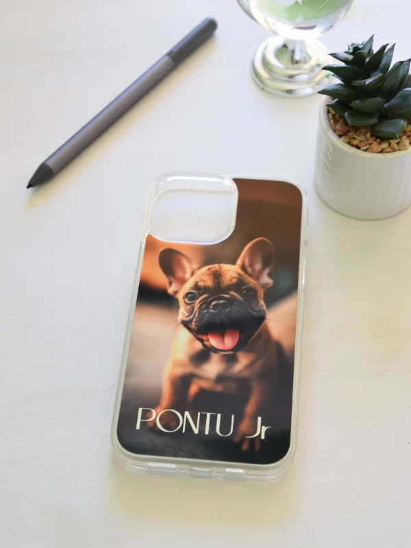 IPhone'i telefoniümbris trükitud lemmiklooma foto ja tekstiga.