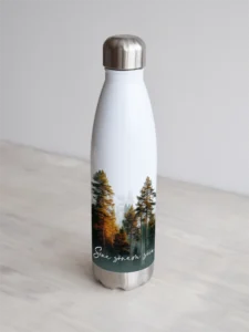 Valge joogipudel hommikuse metsa pildi ja kohandatava tekstiga.