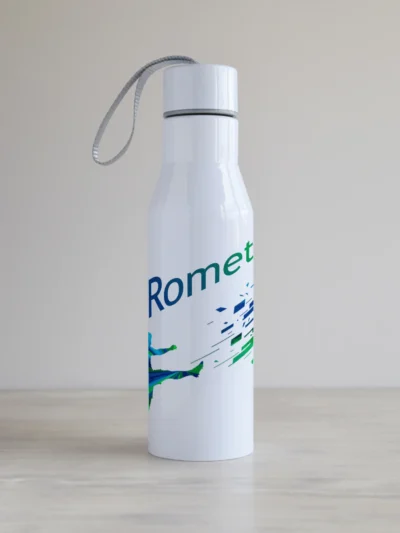 Esileht Valge jalgpalluri teemaline joogipudel, nimega personaliseeritud.