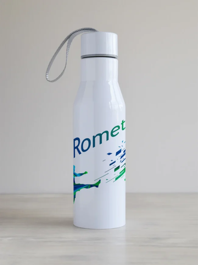 Valge jalgpalluri teemaline joogipudel, nimega personaliseeritud.