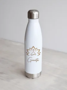 nimeline lootoseõiega joogipudel Valge nimeline joogipudel beeži lootose õiega.